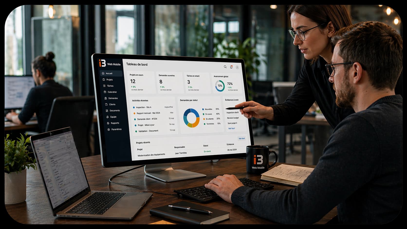 Équipe au bureau partageant l'information